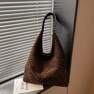 Elegante borsa tote in pelle scamosciata leopardata per la moda autunnale e l'ufficio