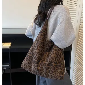 Borsa tote capiente in pelle scamosciata con stampa leopardata per la moda autunnale.
