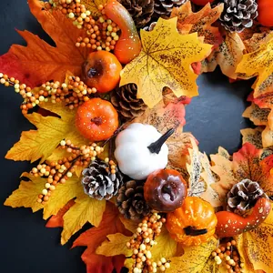 Vue détaillée d'une couronne de feuilles d'érable d'automne avec citrouilles et baies