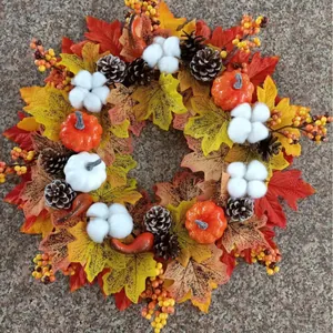 Couronne de feuilles d'érable d'automne avec citrouilles et pommes de pin décorative