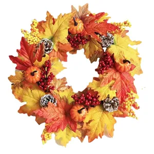 Couronne de feuilles d'érable d'automne avec citrouilles et baies pour Thanksgiving