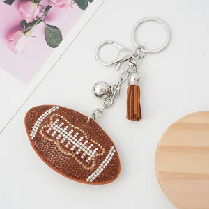 Portachiavi creativo da football con strass marroni e nappa con ciondolo a campanellino