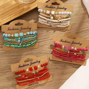 Dettaglio di quattro set di 8 braccialetti elastici in perline boho dai colori vivaci