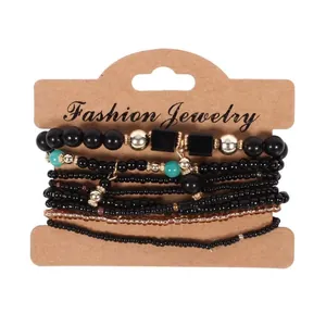 Vista dettagliata del set di 8 braccialetti bohémien con perline elastiche su cartoncino