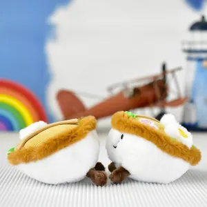 Gros plan de porte-clés en peluche bol de nouilles avec œufs et narutomaki