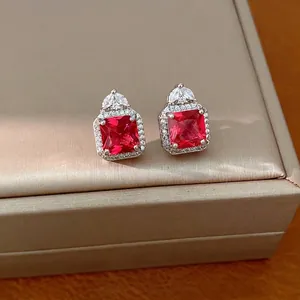 Eleganti orecchini vintage in argento con zircone rosso quadrato e alone di pietre chiare