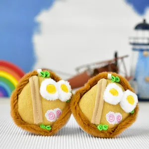 Détail des charms en peluche ramen montrant l'œuf brodé et les motifs narutomaki