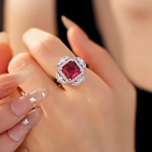 Elegante anello con zircone rosso quadrato stile palazzo e alone di diamanti