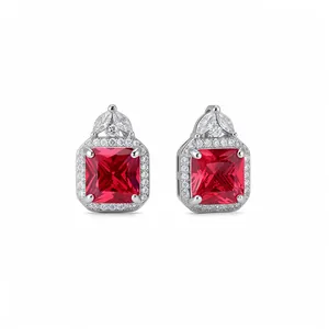 Eleganti orecchini a lobo in argento con zirconi rossi quadrati e halo di pietre bianche.
