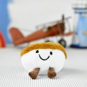 Gros plan d'un mignon porte-clés en peluche bol de nouilles avec un visage souriant