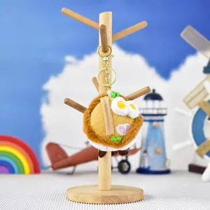 Détail d'un porte-clés en peluche ramen mignon avec un fermoir mousqueton doré et de la fourrure