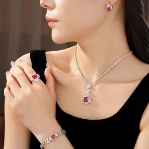 Dettaglio di un elegante set di gioielli stile palazzo con zirconi rossi quadrati