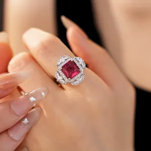 Vista dettagliata di un anello in zircone rosso quadrato di lusso in stile palazzo al dito.