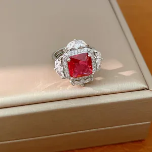 Primo piano di un anello di lusso in stile palazzo con pietra di zircone rosso