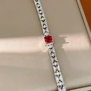 Dettaglio della collana in stile corte con pietra rossa quadrata e zirconi cubici