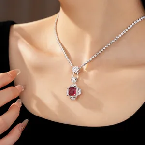 Vista dettagliata di un'elegante collana in stile palazzo con ciondolo in zircone rosso quadrato