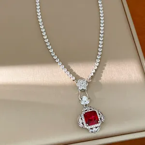 Dettaglio della collana di lusso stile palazzo con un grande zircone rosso quadrato