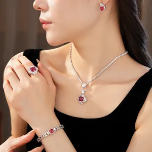 Primo piano di elegante set di gioielli stile palazzo con zirconi rossi su modella