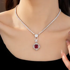 Dettaglio di una collana in stile corte con pendente in zircone rosso quadrato
