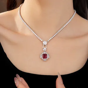 Dettaglio di una collana in stile palazzo con ciondolo in zircone rosso quadrato
