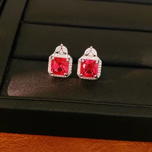 Primo piano di orecchini a lobo quadrati in zircone rosso stile reale
