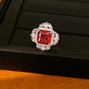 Primo piano di un anello di lusso con zircone rosso quadrato e gemme