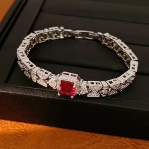 Primo piano di un bracciale di lusso con zircone rosso quadrato e micro-pave