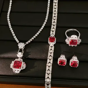 Set di gioielli in stile corte con collana e anello in zircone rosso di forma quadrata