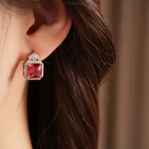 Elegante orecchino a bottone in argento con zircone rosso quadrato e halo di pietre chiare