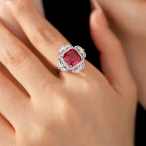 Dettaglio di un anello vintage con zircone rosso quadrato e corona di diamanti