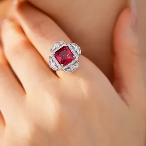 Anello di lusso stile palazzo in argento con zircone rosso quadrato e pietre chiare
