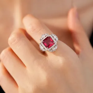 Vista dettagliata di un anello in stile vintage con gemma rossa quadrata e zirconia