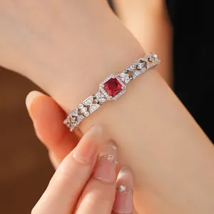 Elegante bracciale in argento con zircone rosso quadrato e pavé di pietre stile palazzo