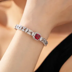 Elegante bracciale in stile palazzo con una gemma di zircone rosso quadrata centrale
