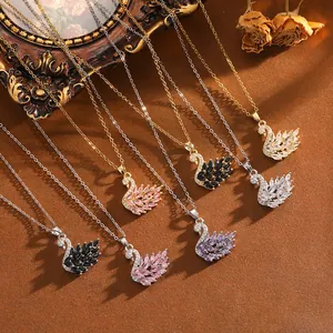 Eleganti collane con ciondolo a cigno con scintillanti zirconi multicolore e catene in metallo