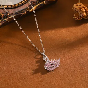 Elegante collana con ciondolo a cigno in cristallo rosa con catena argentata da donna.