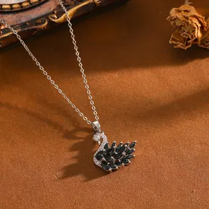 Elegante collana con un pendente a cigno nero e zirconi su una catena argentata