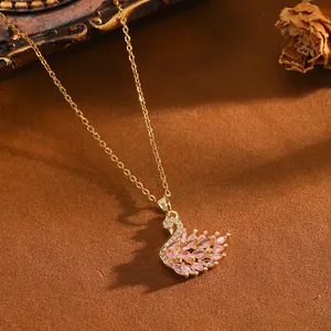 Elegante collana con ciondolo a cigno dorato e pietre occhio di gatto rosa taglio marquise
