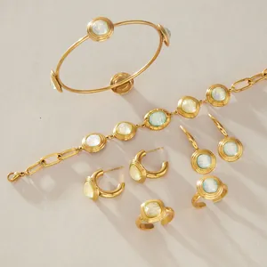 Set di gioielli di lusso in acciaio al titanio dorato con pietre in resina sfumata