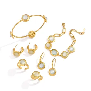 Elegante set di gioielli in acciaio al titanio dorato con inserti in resina e dettagli a coste
