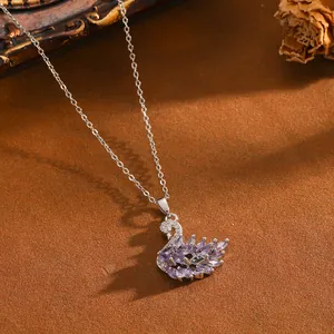 Elegante collana con ciondolo a cigno con pietre occhio di gatto viola e zirconi