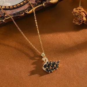 Elegante collana con ciondolo a cigno con zircone nero marquise in oro.