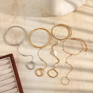 Vue détaillée de bracelets bague en acier inoxydable plaqué or 18 carats et perles