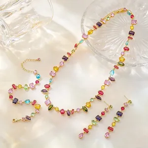 Detailansicht eines lebhaften bunten Kristall-Schmucksets mit Halskette und Ohrringen.