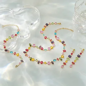 Detailansicht des bunten Zirkon-Schmucksets mit Halskette, Armband und Ohrringen