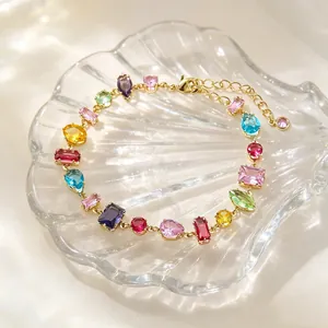 Elegante Detailaufnahme eines bunten Edelsteinarmbands auf einer Muschel-Glasschale