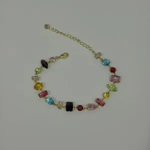 Detailansicht eines lebhaften, bunten Kristall-Armbands mit goldener Gliederkette