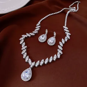 Conjunto de Joyería Estilo Palacio Vintage con Circonia de Gota para Mujer Collar de Circones con Corte Marquesa y Pendientes de Botón con Poste de Plata para Banquete de Boda