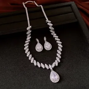 Elegante conjunto de joyas estilo corte con collar de colgante de circón pera y pendientes a juego.