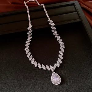 Collar de lujo estilo corte vintage con colgante de circón para mujeres elegantes